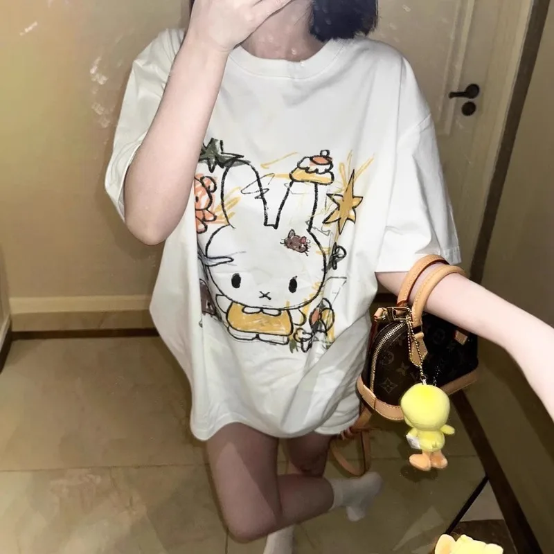 T-shirt Kawaii Miffy ​ ​ Graffiti de lapin de dessin animé mignon sans effort HK rétro ​ ​   Haut décontracté surdimensionné pour les jeunes, tendance streetwear unisexe