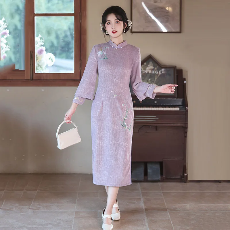 فستان تشيباو المطرز الجديد على الطراز الصيني الشاب شيونغسام للنساء لخريف وشتاء 2025