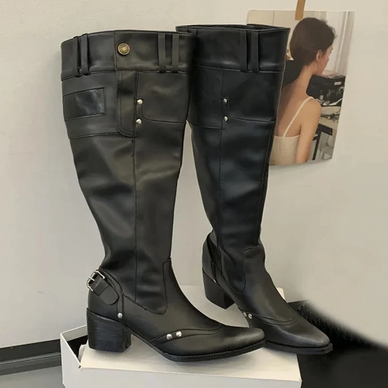 

Новые осенне-зимние сапоги до колена в стиле вестерн, женские длинные сапоги с заклепками и пряжкой на ремне, острый носок, уличный стиль, дизайнерские брендовые женские сапоги