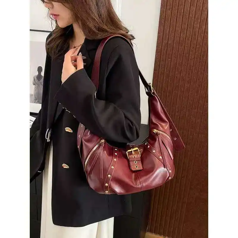 

2026 Модная и стильная мотоциклетная сумка через плечо из мягкой кожи с высоким качеством внешнего вида женская сумка с заклепками в стиле ретро