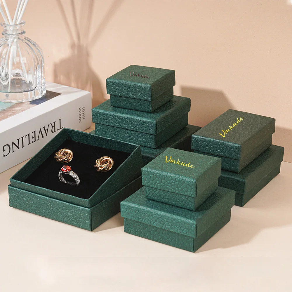 Logotipo personalizado caixa de presente de jóias textura caixas de papel com esponja preta casamento brinco anel studs pingente saco embalagem caso de armazenamento