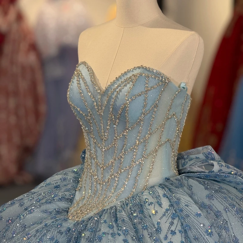 فساتين Quinceanera لامعة باللون الأزرق السماوي ثوب حفلة قبالة الكتف مزين بالدانتيل مطرز بفيونكة مشد متدرج تول حفلة عيد ميلاد حلوة