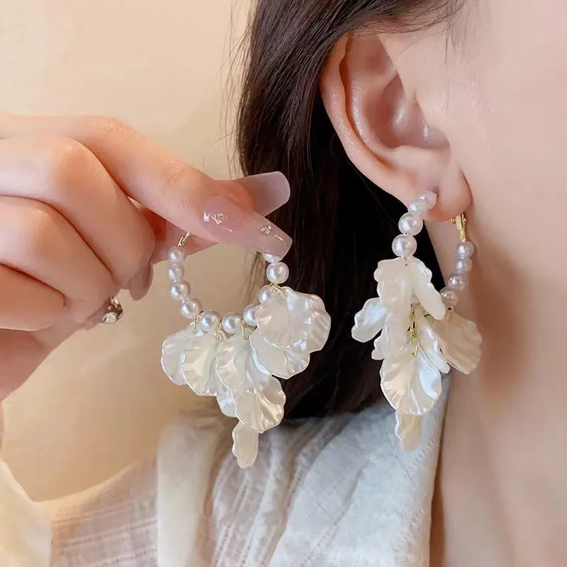 French Style Retro White Tassel Shell Petal Flower Pearl Beaded Hoop Earrings For Women Elegant Wedding Flower Party Jewelry