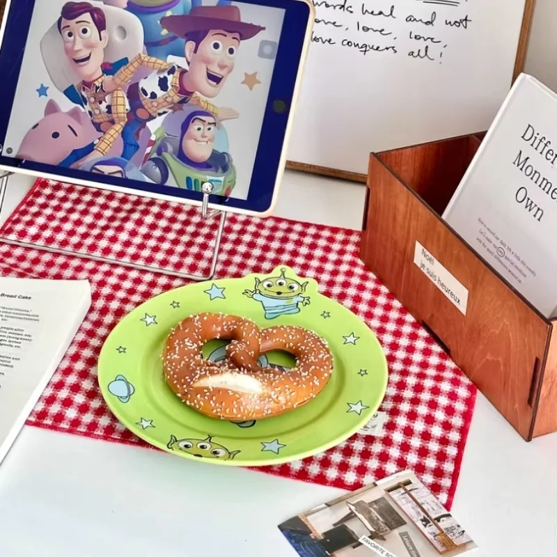 Disney Toy Story Buzz Lightyear การ์ตูนบนโต๊ะอาหารจานในครัวเรือนเด็กแผ่นชามโยเกิร์ตอาหารเช้าจานของขวัญวันเกิด