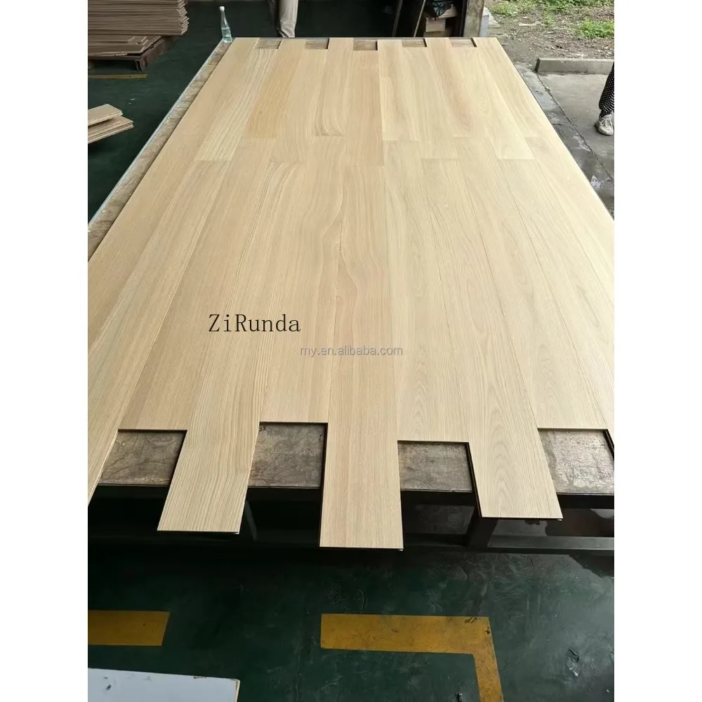 Versión personalizada del piso de roble multicapa cepillado de alta calidad.