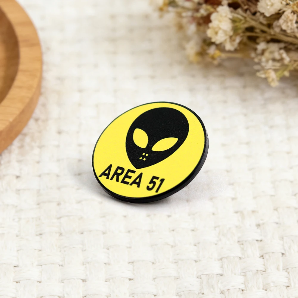 Area 51 Alien Emaille-Brosche Alien Area 51 Space Storm Abzeichen Lustige UFO-Anstecknadel Kleidung Taschen Accessoires Sci-Fi Geschenk – Detail 9