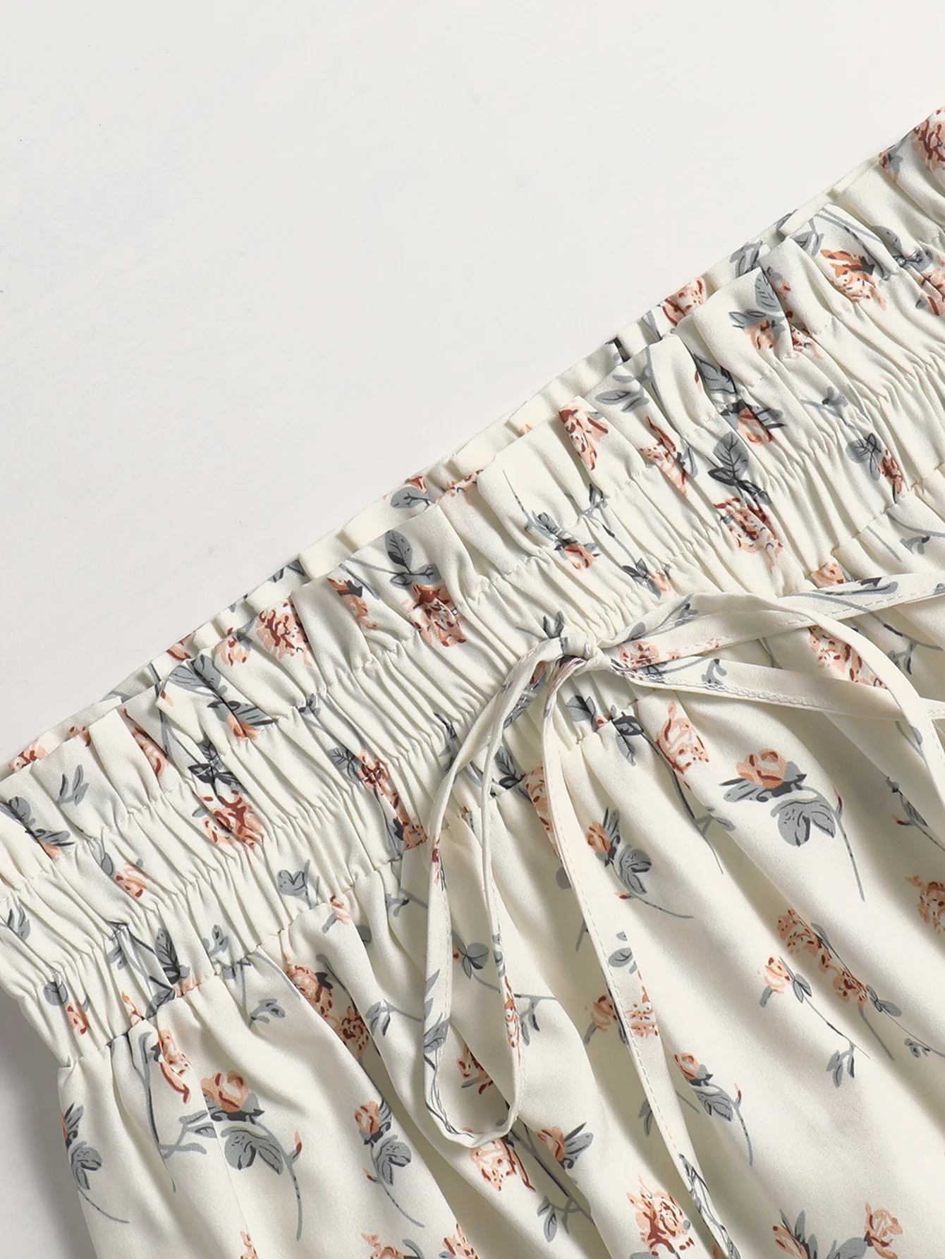 Damska spódnica midi o długości do kostek, w kwiatowy wzór, idealna na wiosnę i lato, z elastyczną talią i zwiewnym krojem.