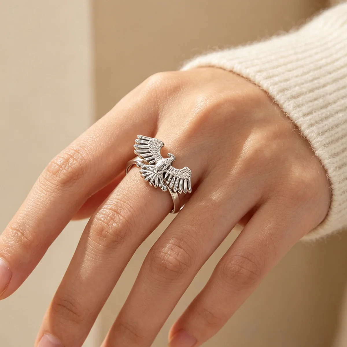 Goldfarbener Adler-Offener Ring aus Edelstahl, Fliegender Vogel, Falken, Verstellbarer Statement-Fingerring für Damen und Herren, Trendiger Tierschmuck – Detail 1