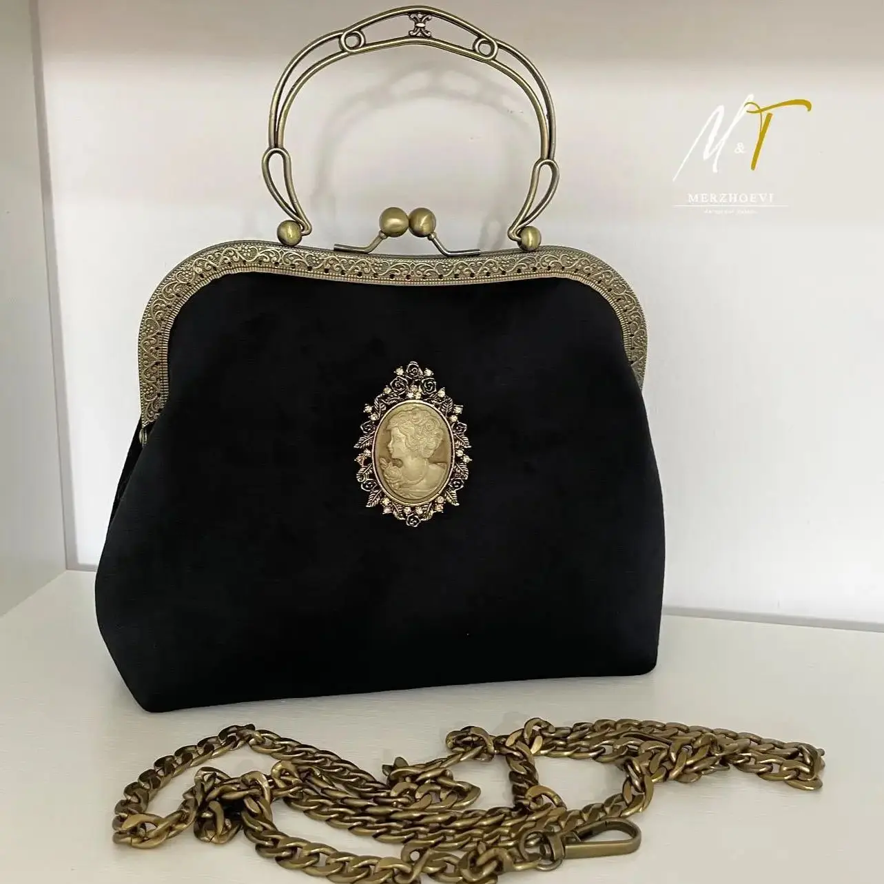 

Lost in Vintage Velvet Pure Black Bags with A Brooch with a Camomile Jewle Kiss Lock Clutch Metal Frame with A Chain 22x17x6cm