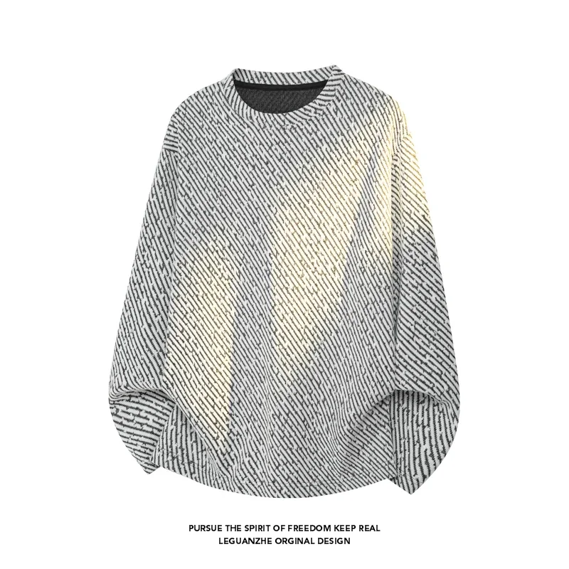 Haut à manches longues et col rond surdimensionné pour homme, texture tricotée à rayures obliques, silhouette décontractée pour les trajets quotidiens et les moments de détente.