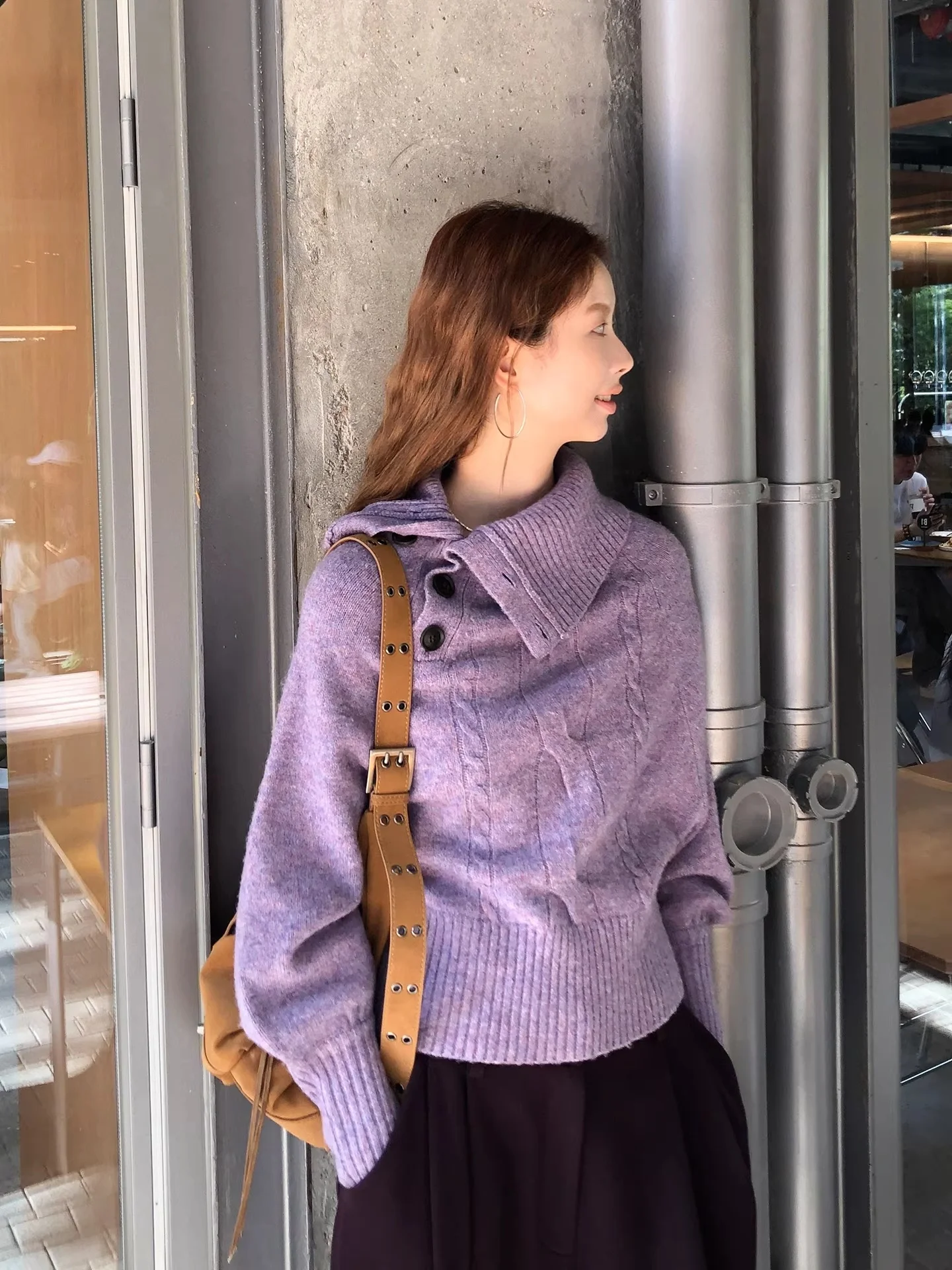 

Женский вязаный свитер свободного кроя, осенне-зимний, фиолетовый, с узором косы, воротником-капюшоном, рукавами «летучая мышь», асимметричный трикотажный топ