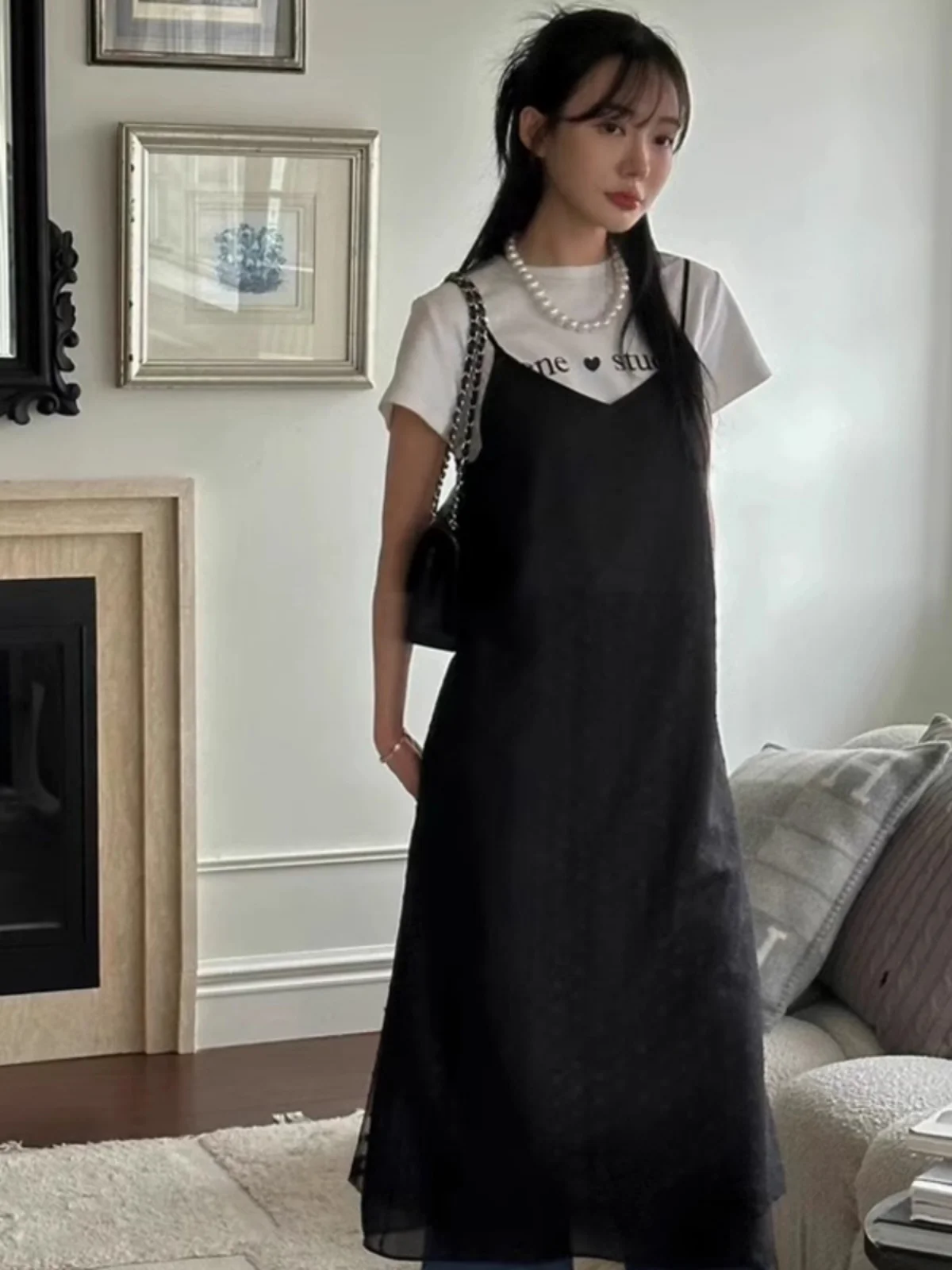 Vestido f com decote em V, alças finas, estilo novo e e para a primavera de 2024, com bordado floral em camadas...