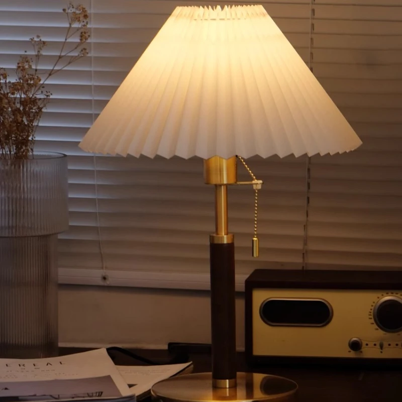 

Прикроватная лампа Настольная лампа Простая современная элитная спальня для кабинета Теплый французско-американский свет Роскошная лампа в стиле ретро