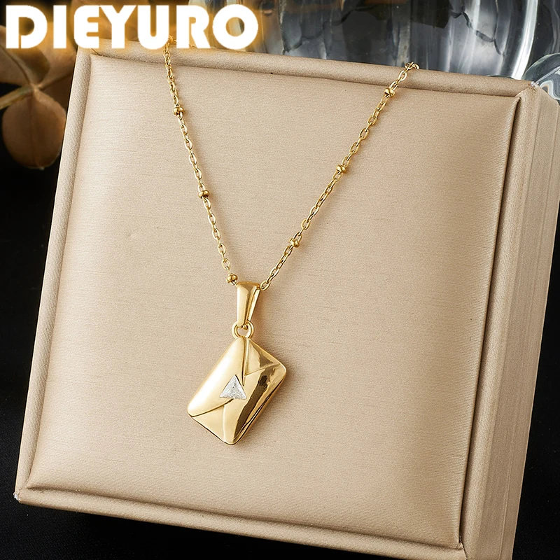 DIEYURO 316L Edelstahl Goldener Mini-Umschlag mit Dreieck-Zirkon-Einlage Anhänger Halskette Damen Liebesbrief Charm Schmuck Geschenk