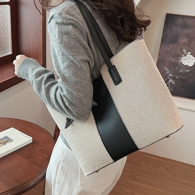 

2025 Новая модная универсальная женская сумка через плечо большой вместимости с шарфом и принтом