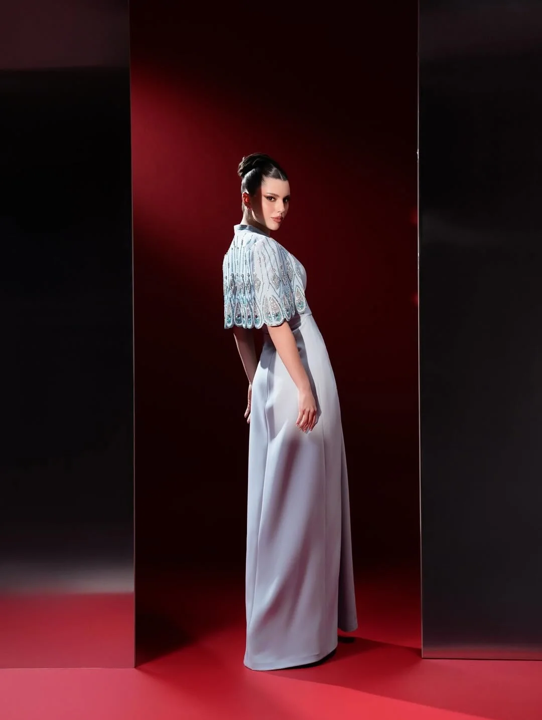 Elegante azul tendencia de lujo Maxi desmontable con cuentas detalle de capa satén acanalado hasta el suelo vestido de fiesta Formal de graduación de noche delgado