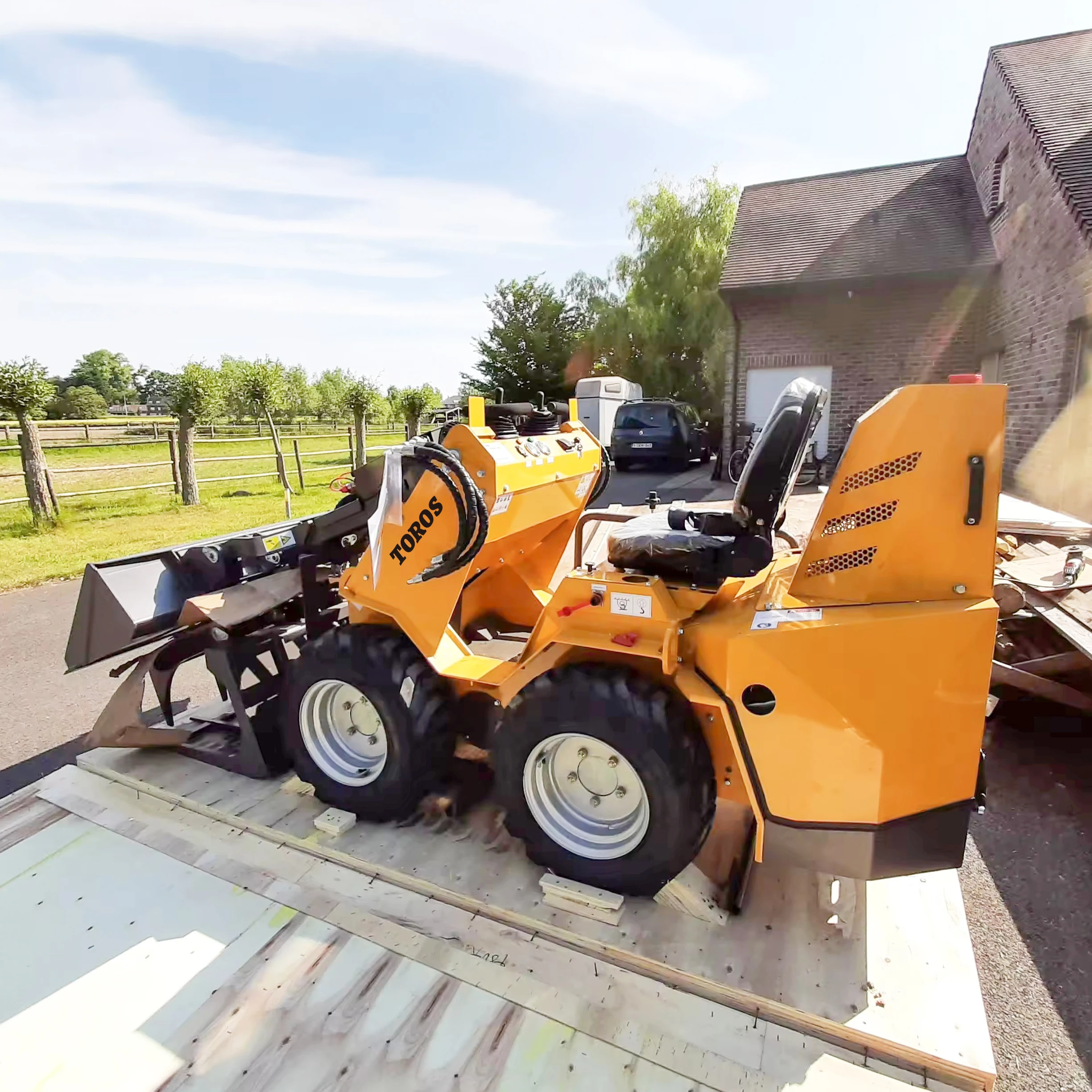 

Hot Sales Track Wheel Skid Steer Loader with Bucket Agricultural Front End Mini Skid Steer Loader