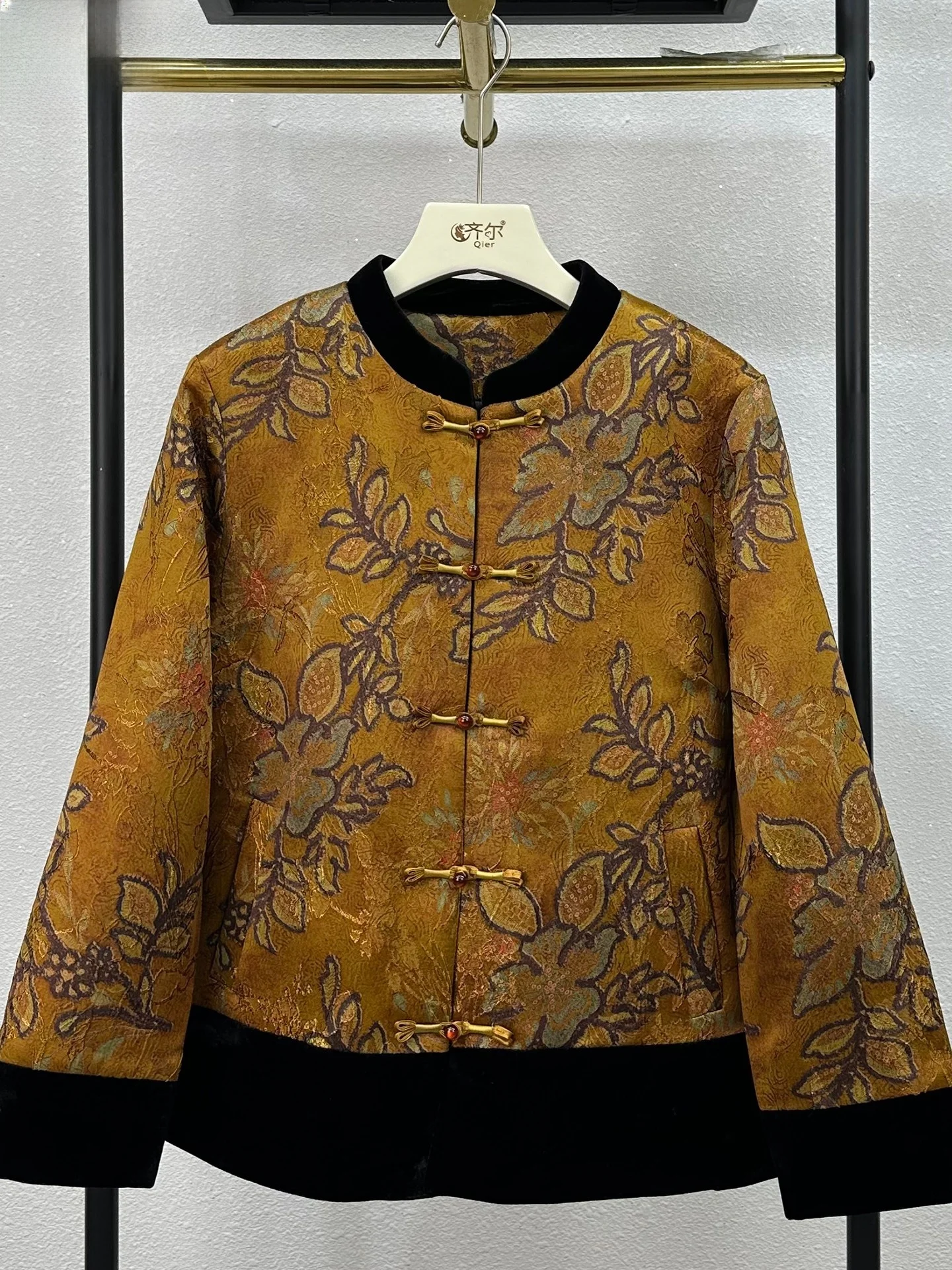 

New Chinese Style Cotton Jacket with Silk Velvet Patchwork And Button Design for Women Thickened Winter Outerwear