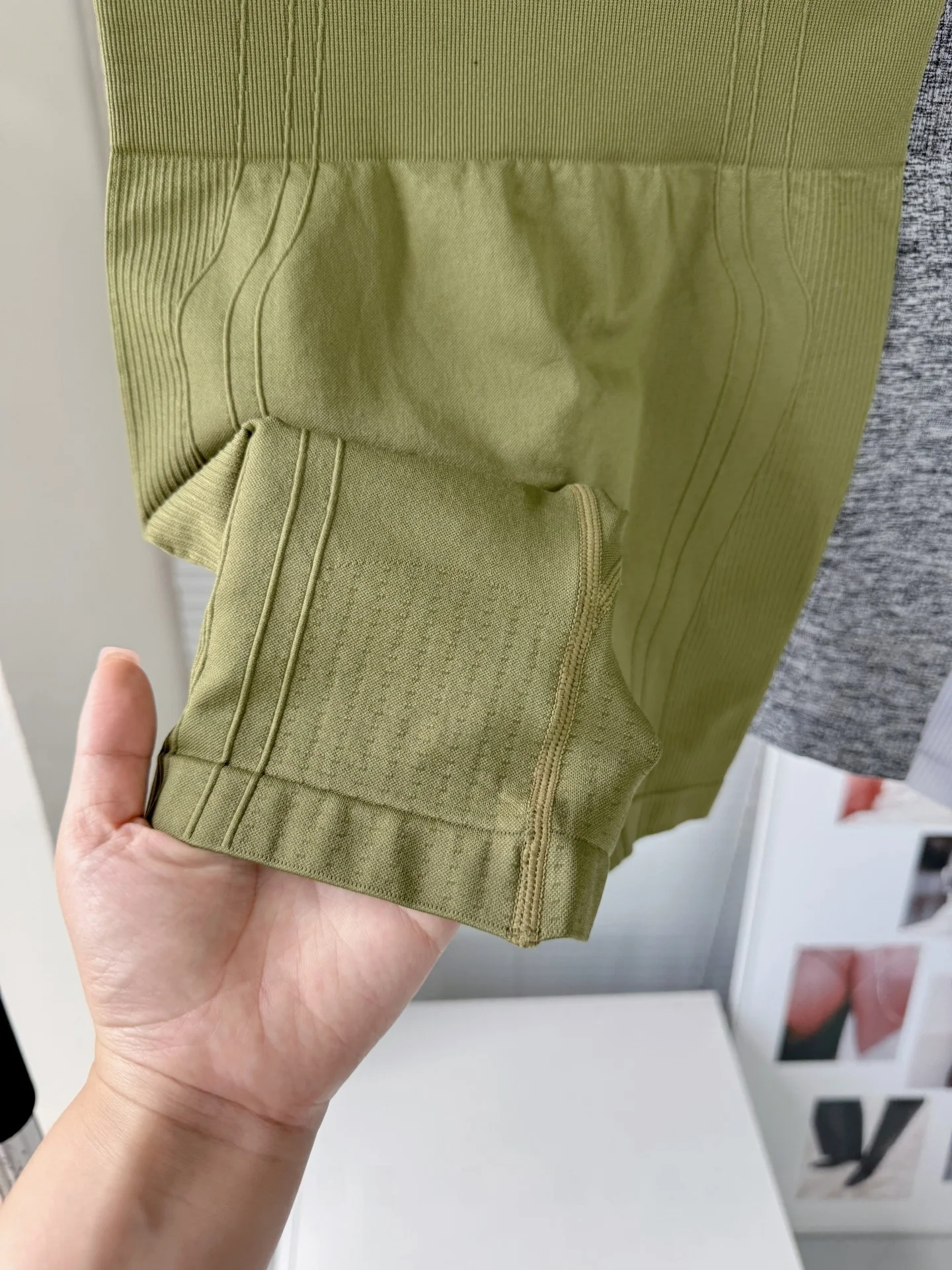 Damskie spodnie do jogi z wysokim stanem, elastyczne, długość 3/4, sportowe spodnie do połowy łydki, mieszanka nylonu i spandexu, modelujące pośladki.