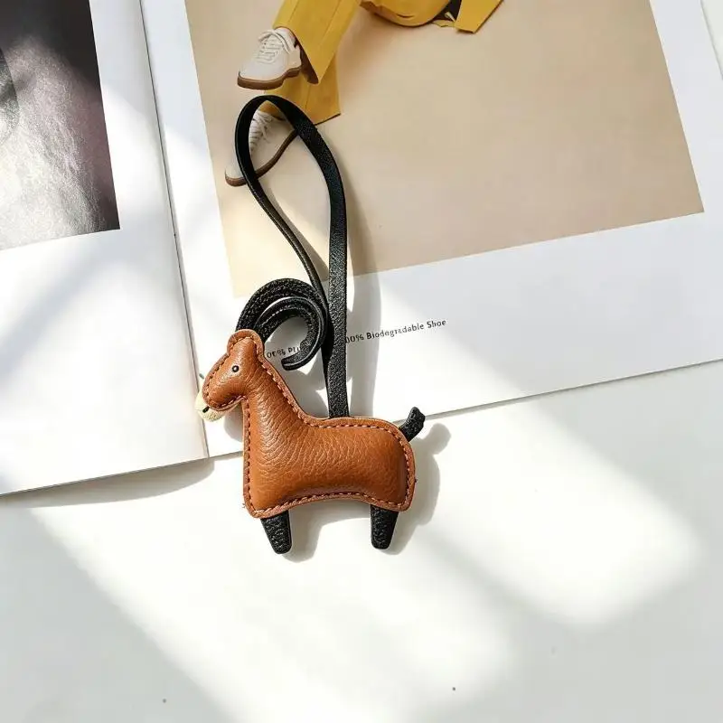 Trendiger Schlüsselanhänger aus PU-Leder in Schaf-Optik, farbecht, weicher Schlüsselring, mehrfarbig, als Charm für Geldbörsen und Handtaschen, ideales Geschenk für Teenager-Mädchen. – Detail 4