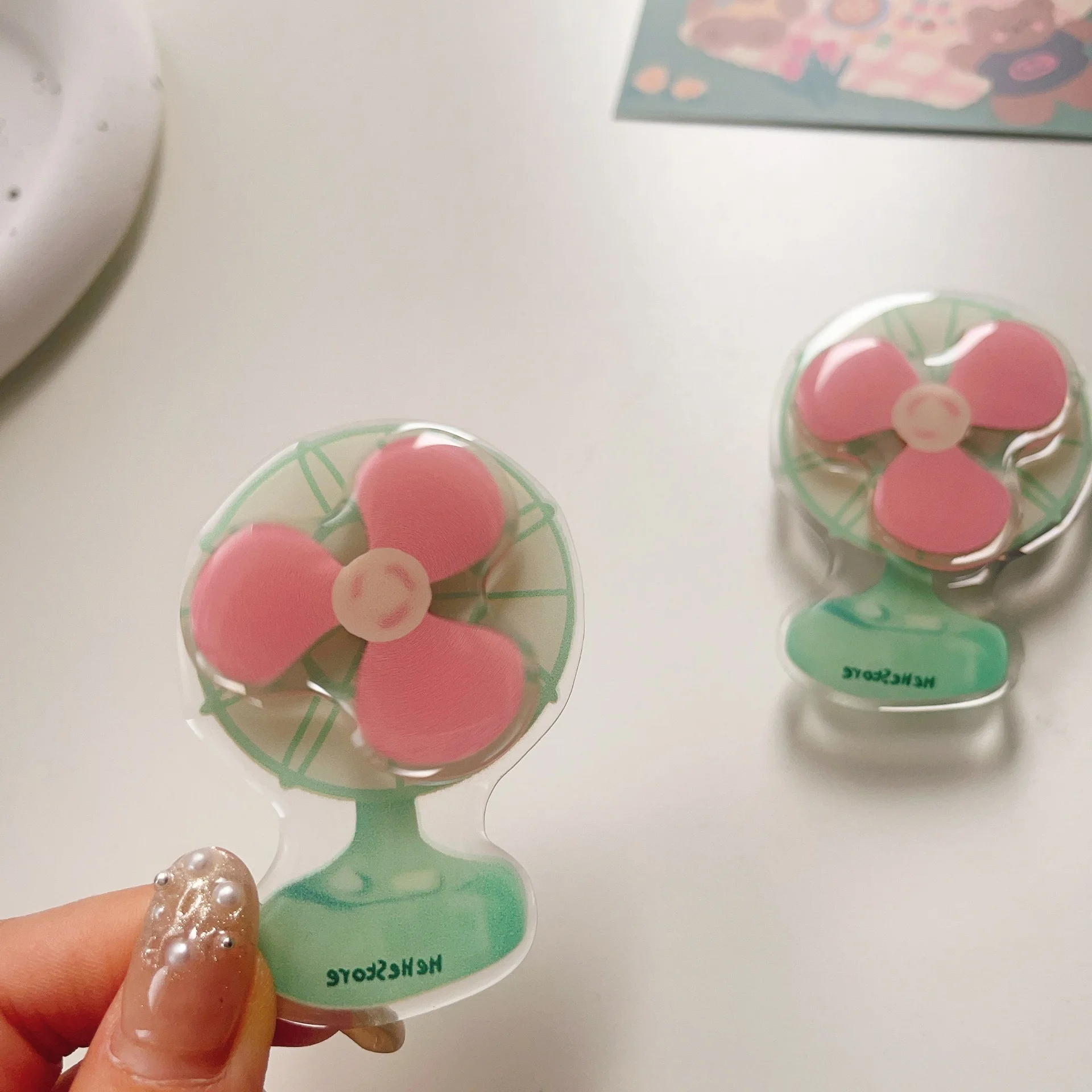 Leuke roterende ventilatorstandaard Geschikt voor elke telefoon Airbagstandaard 3m zelfklevende desktop Lazy Artefact telefoonhouder