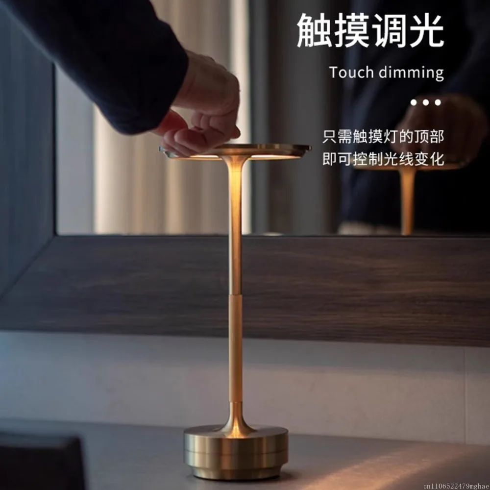 مصباح مكتب LED من الألومنيوم على الطراز الصناعي للمطاعم/البارات مع شحن باللمس، تصميم الصحن الطائر القديم