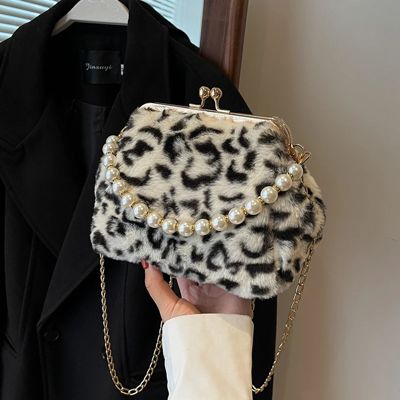 Fashion Design Women\'s Dinner Bag 2023 Winter Plush Leopard Clutch Bag Chain Metal Clip one-shoulder Crossbody bag