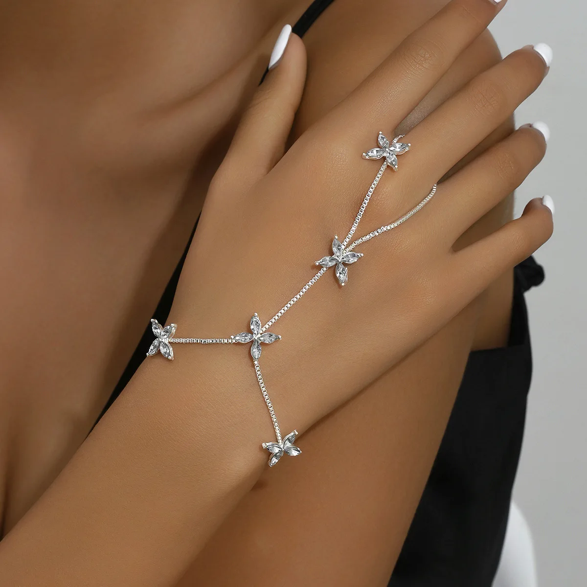 1pc New Shiny Sweet Fashion Floral Shape High-end Finger Chain Elegant Temperament For Women Bracelet Hand