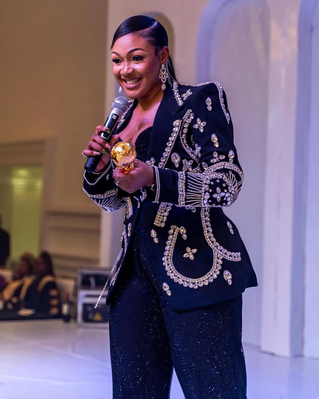 Peaked Lapel Crystal Women Blazer Suits 2 Pieces Beaded Applique African Jacket Customized Wide Leg Pants Celebrity Party Dress