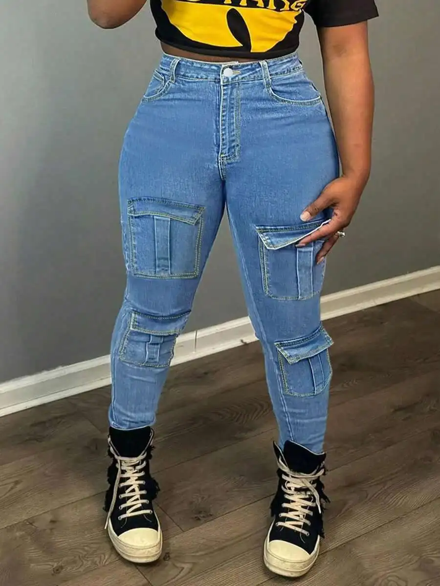 Jeans Cargo Elásticos de Cintura Alta en Azul Claro para Mujer, Talla Grande, Corte Ajustado con Bolsillos Grandes y Costuras Decorativas