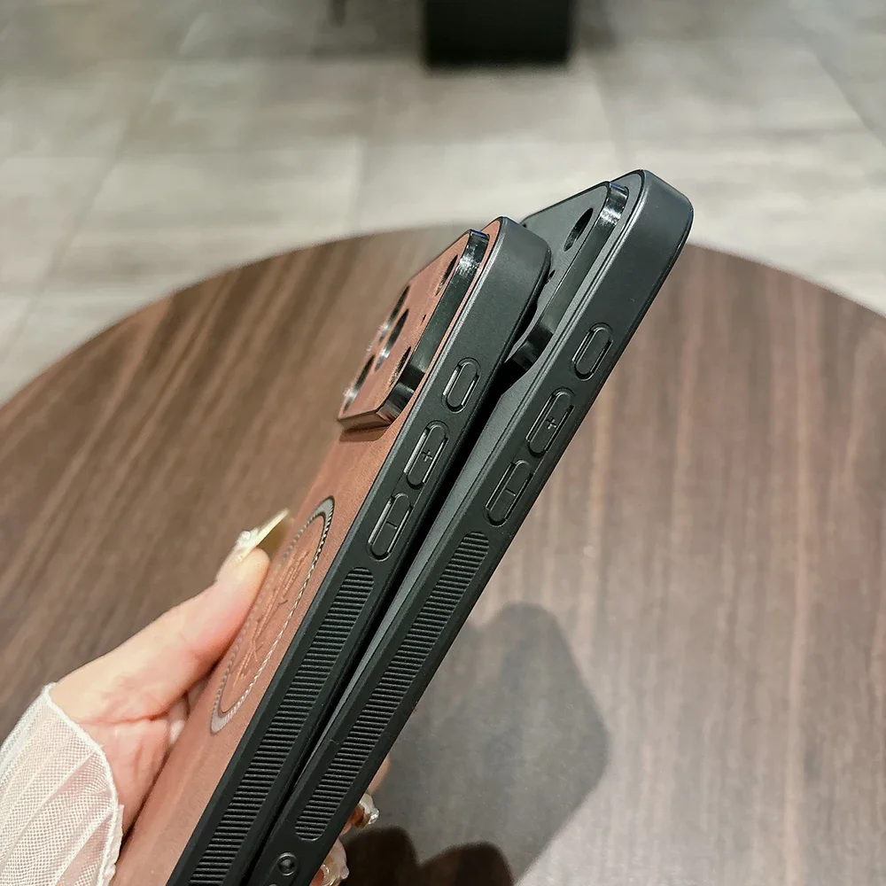 Retro Luxe Huidvriendelijke Schapenvacht Maple Leaf Case voor IPhone 17 Air 13 12 11 Pro Max 16 15 14 Plus Magnetische Lading Achterkant