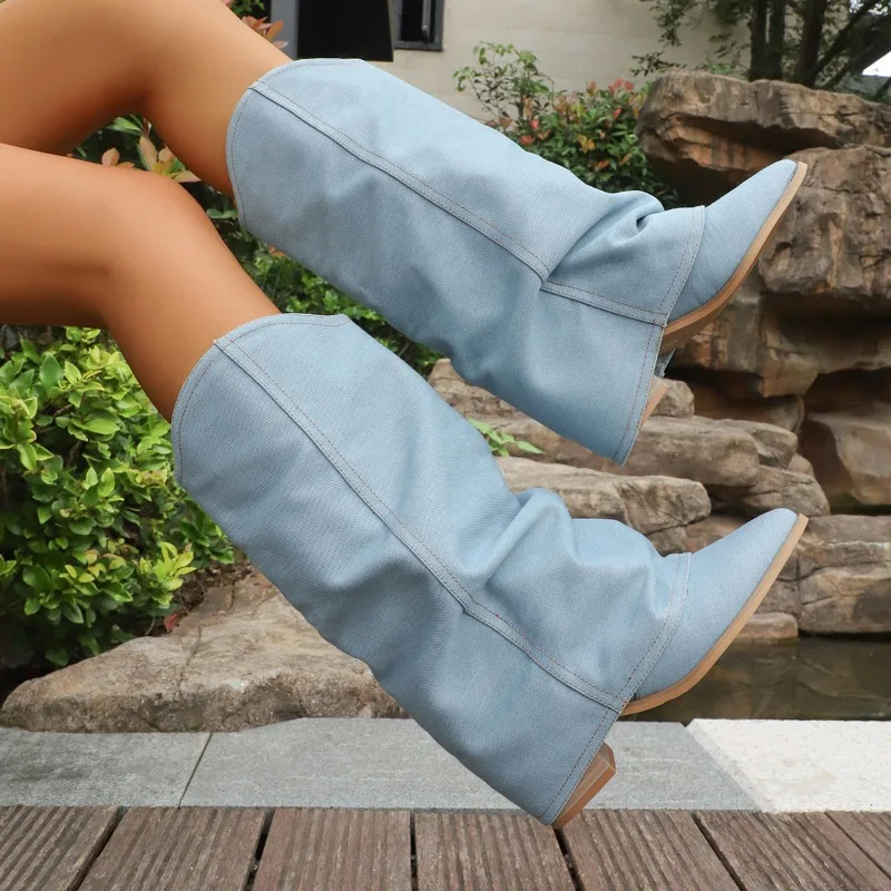 

2026 Новые женские плиссированные синие джинсовые сапоги до середины икры, осенние ковбойские сапоги до середины икры на толстом каблуке с острым носком, женские длинные сапоги без шнуровки в стиле вестерн