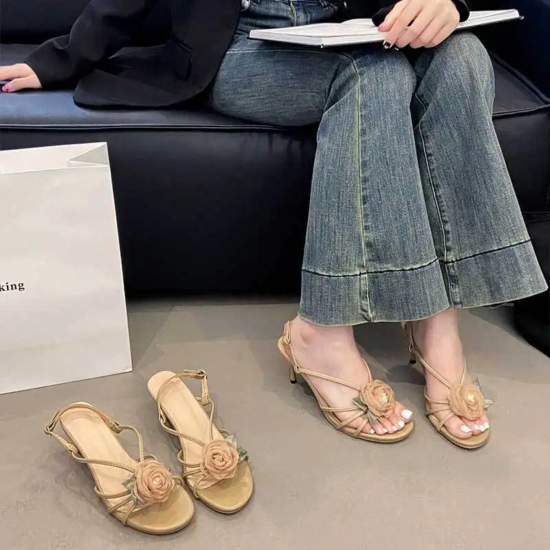 

Новые модные элегантные сандалии с цветочным декором на тонком ремешке и пряжкой на щиколотке, пикантная открытая женская обувь на высоком каблуке, дизайнерские сандалии на высоком каблуке