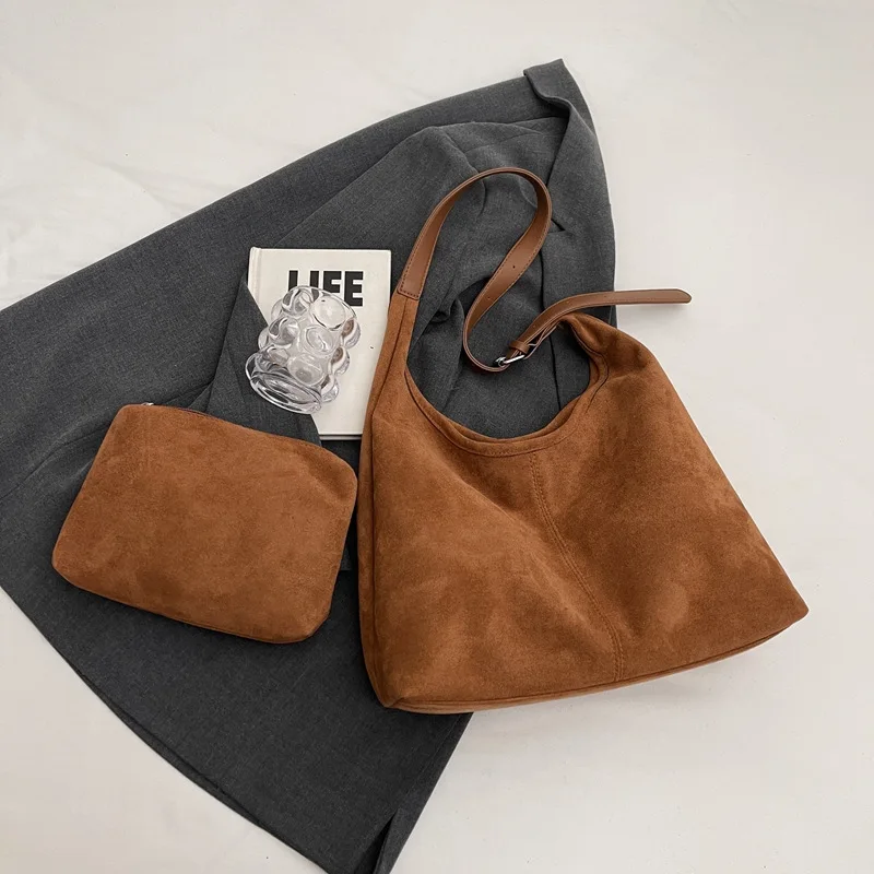 กระเป๋าทรงถังหนังกลับขนาดใหญ่สไตล์เรโทร ขายดีประจำฤดูกาล แฟชั่นใหม่สำหรับฤดูใบไม้ร่วงและฤดูหนาว กระเป๋าสะพายข้างเดียว ดีไซน์ทันสมัย...