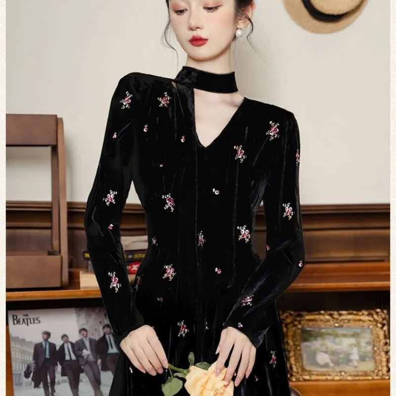 Francuska sukienka w stylu Hepburn z czarnego aksamitu dla kobiet, nowy projekt na jesień i zimę 2025, z kwiatowym haftem, elegancka, długa.