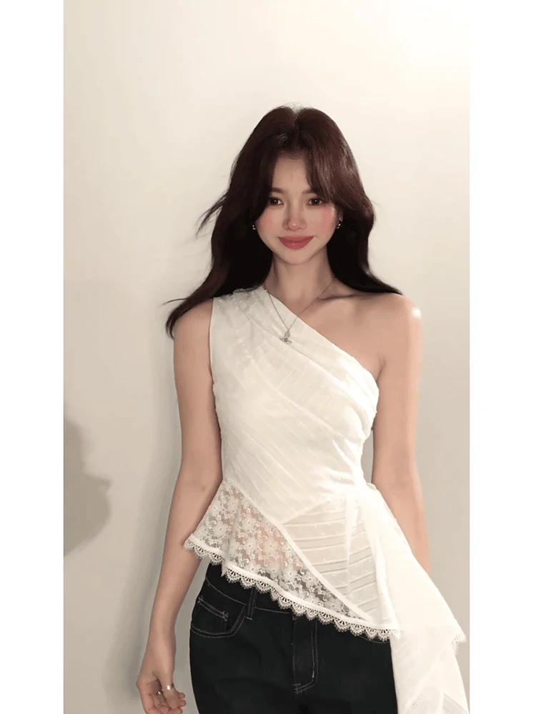 

Pure Desire White Lace Splice Oblique Shoulder Strap Vest Women's Summer Pleated Design Slimming Top Fashionable Casual Wear