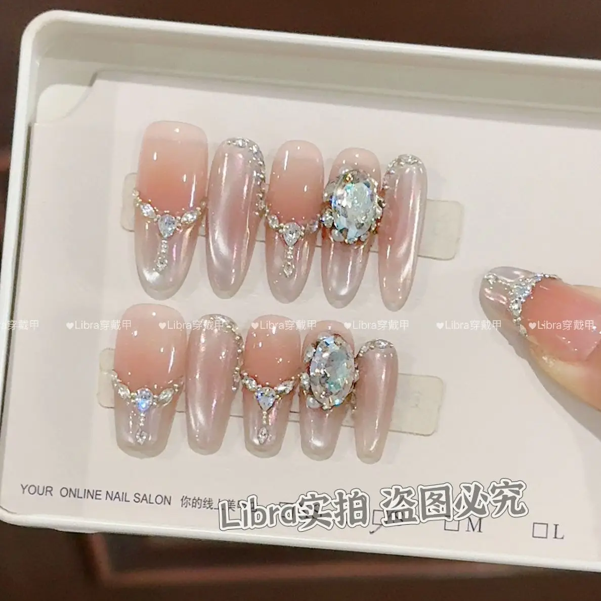 

[Muse Dinner] Temperament Cat's Eye Diamond Pink Explosive Flash Handmade Wearing Nail Light Luxury Phototherapy Nail Art Wholesale