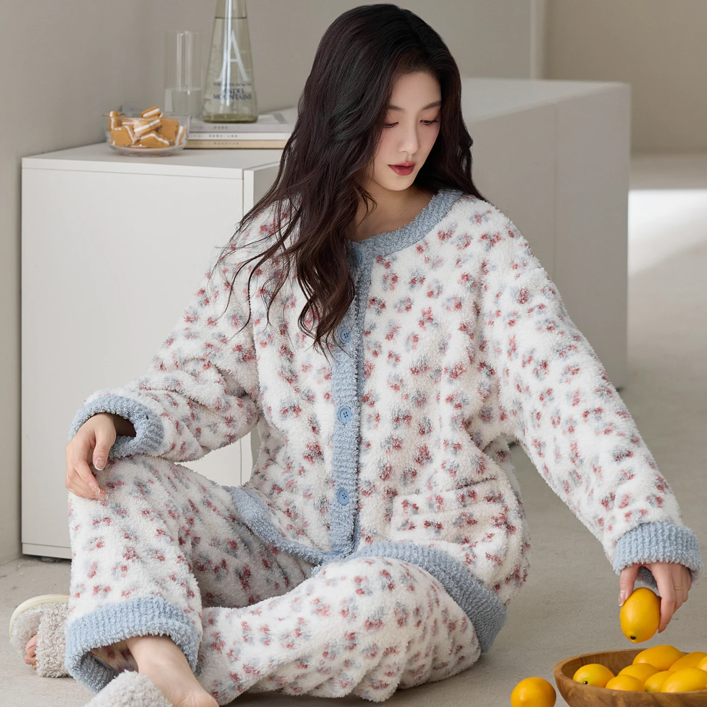 女性のフリース裏地付きパジャマ厚みのある秋冬ホーム服コーラルベルベット暖かいセット大きいサイズ快適なナイトガウン