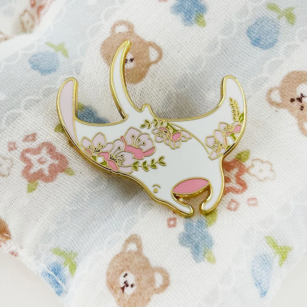 الوردي الأزهار مانتا راي المينا دبوس لطيف زهر راي بروش المحيط عاشق التلبيب دبوس الغواصين عشاق الحيوان هدية جمع