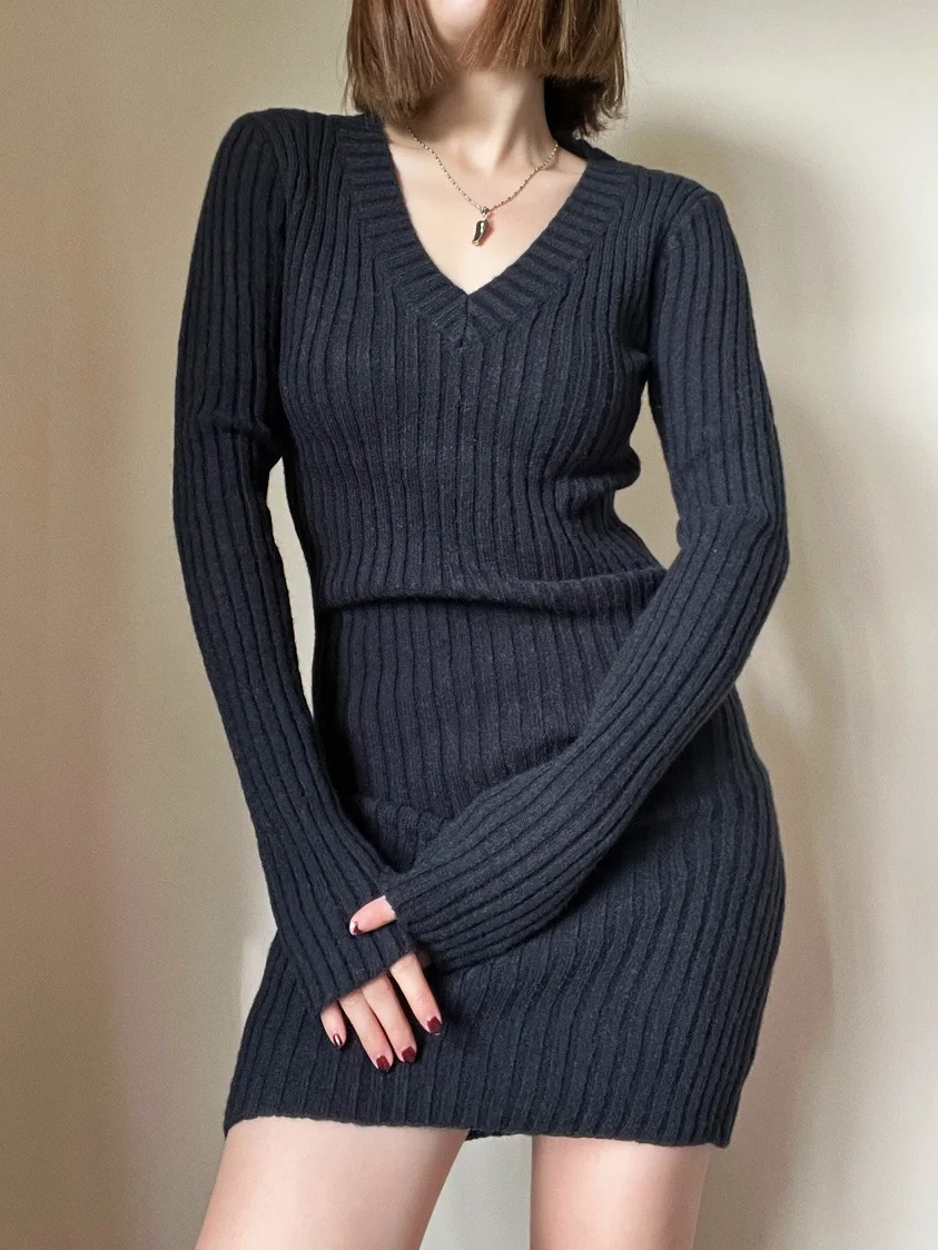 Würziges Mädchen sexy V-Ausschnitt gestrickt Langarm Kleid Frauen Herbst/Winter neue schlanke eng anliegende hohe Taille Wickel Hüfte festes Kleid Orrc