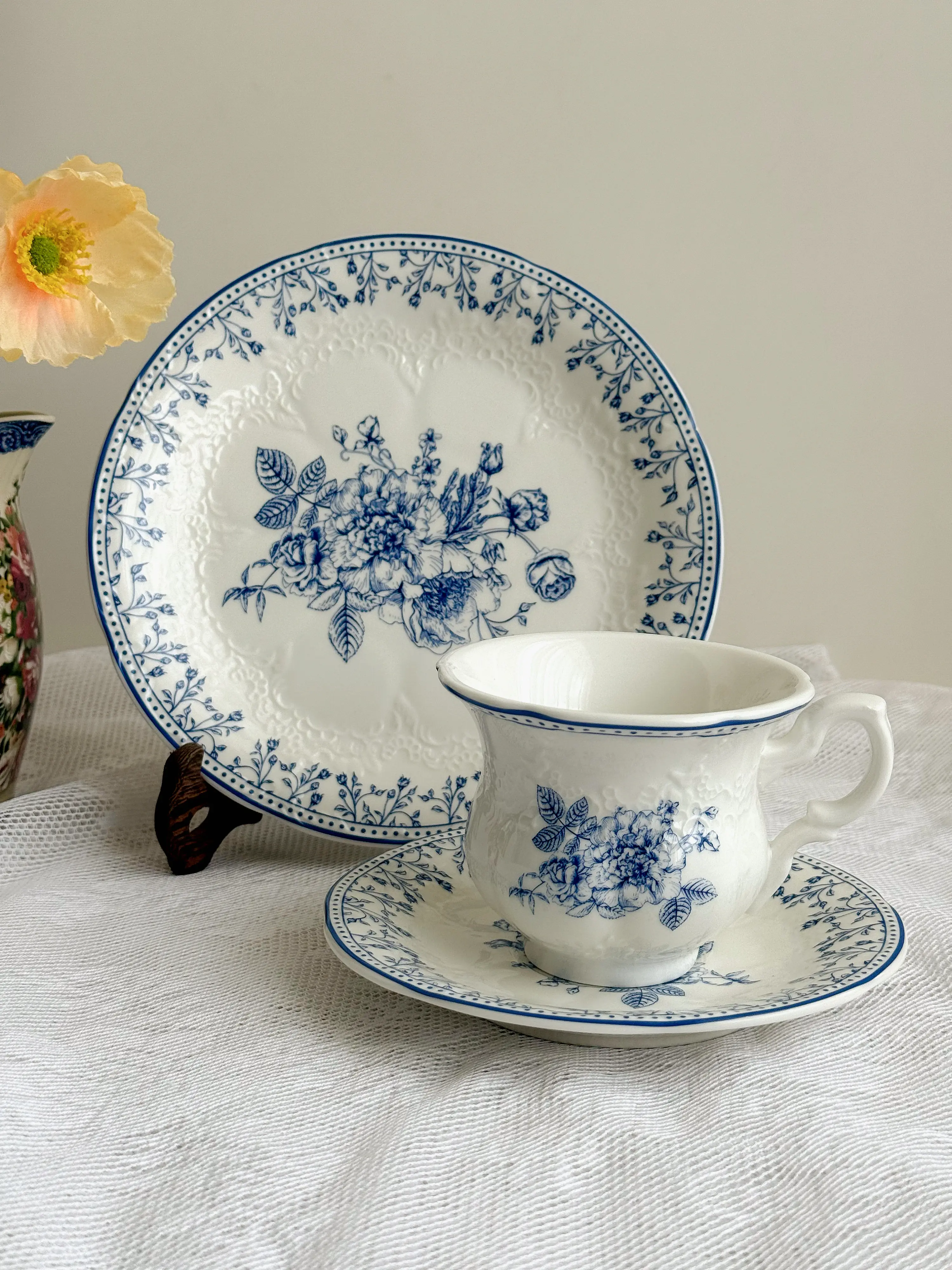 French Retro Blue and White Porcelain Simple Eye-catching Blue Rose Embossed Coffee Cup Plate Dessert Plate