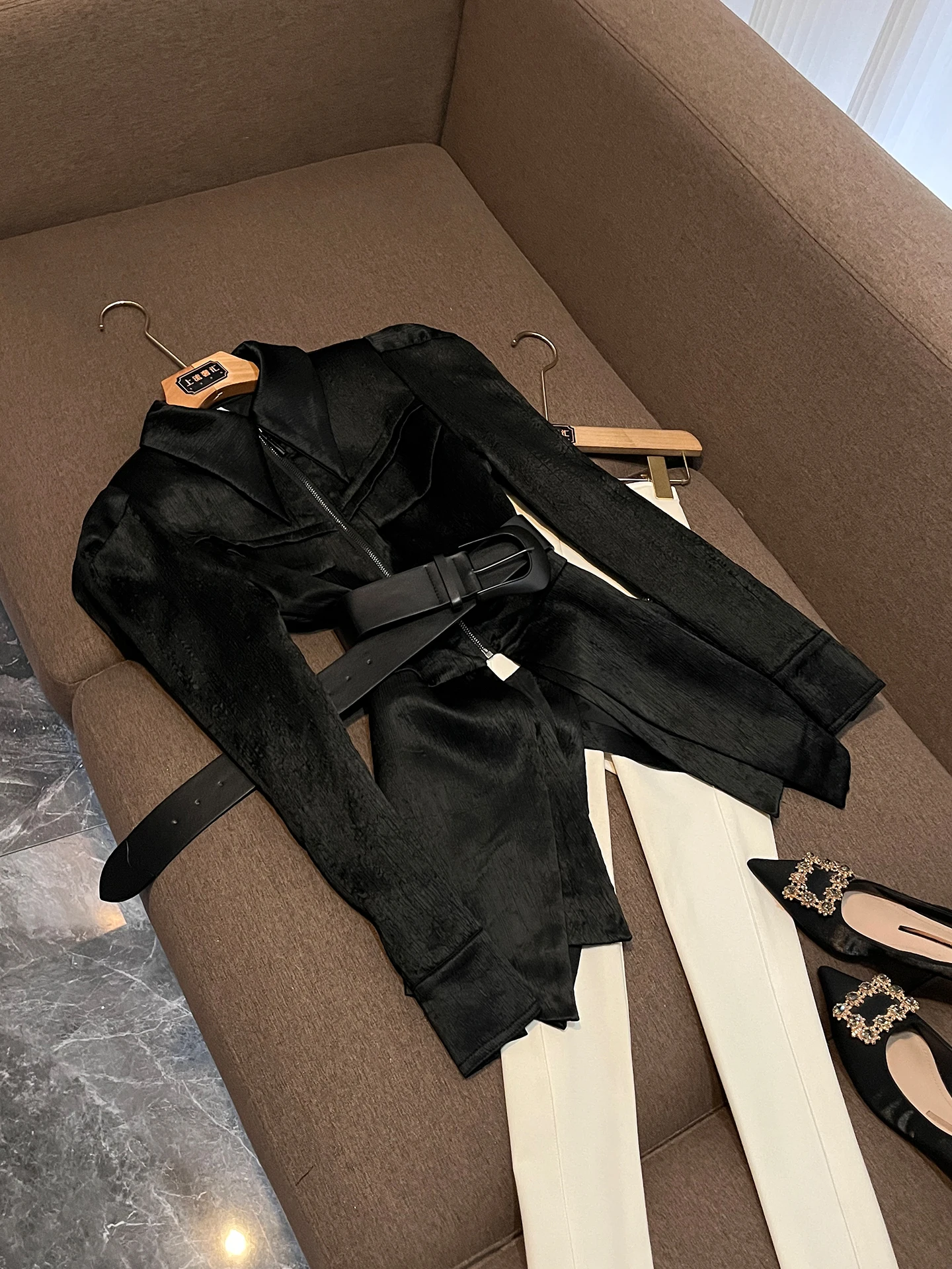 

Ele Long Sve Women's Jaet with Belt Design Spliced High-End Bla Outerwear Spring 2026 Faion Classy irt