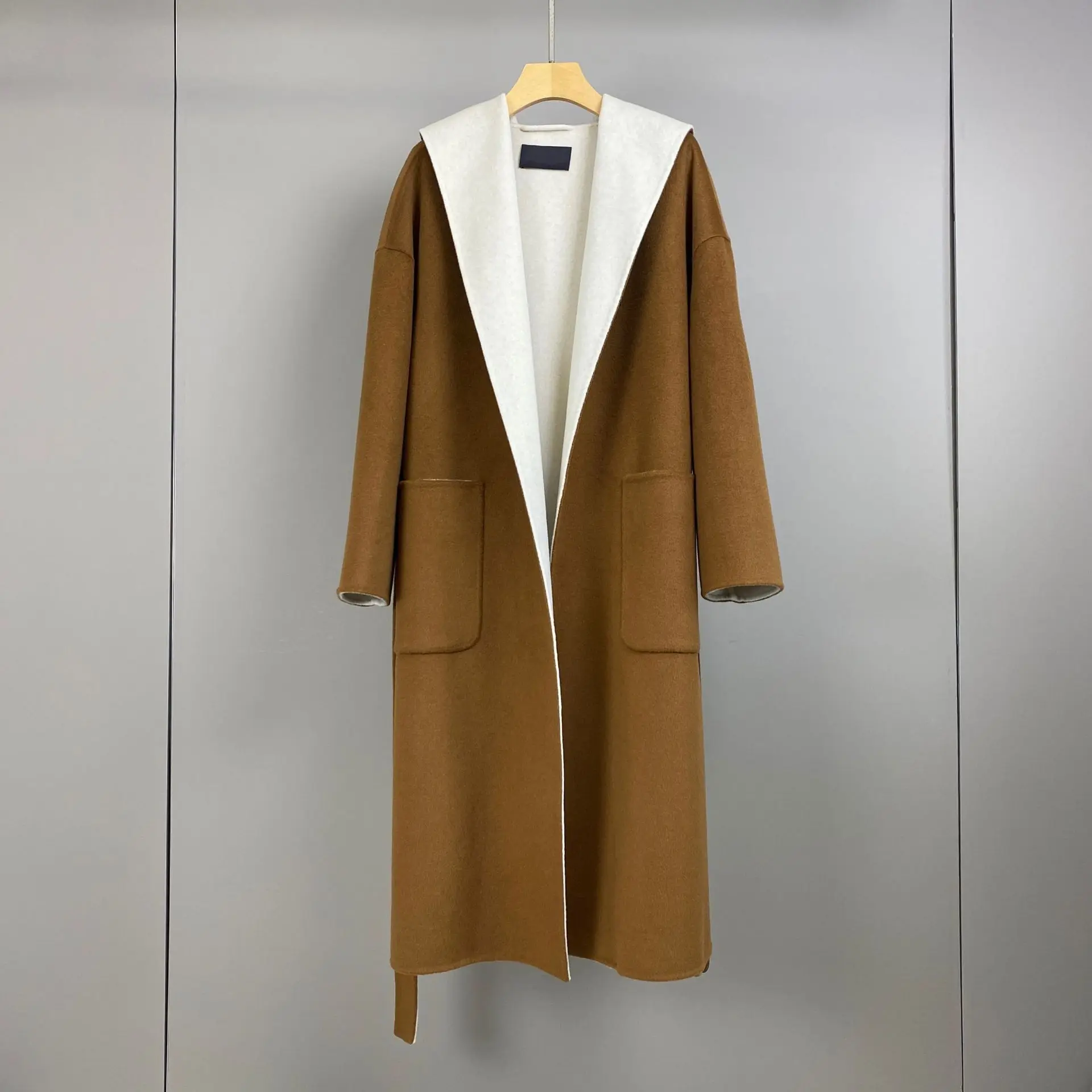 Płaszcz z czystego kaszmiru w stylu retro z blokami kolorów, z paskiem i podwójnymi kieszeniami, modny i elegancki, kolekcja Jesień/Zima 2025.