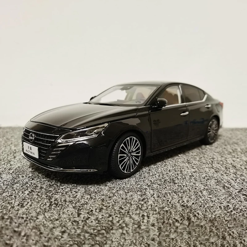 1:18 Scale 2022 NISSAN ALTIMA Car Simulation Alloy Car Model Diecast Toy Collectible Ornaments