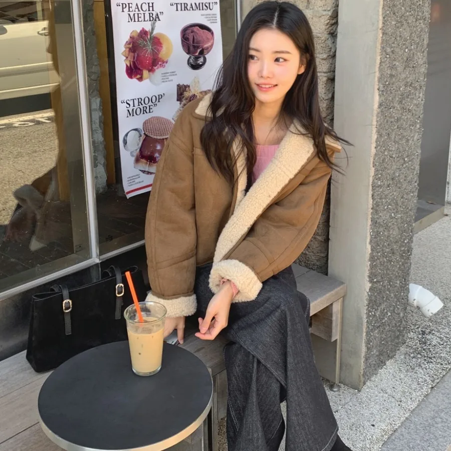 

Женское шикарное зимнее пальто с воротником из овечьего меха на одной пуговице из кожи и меха в стиле ретро, удобное для поездок на работу