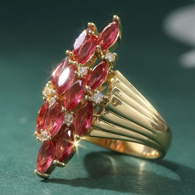 Schillernder Goldfarbener Ring mit Weißen und Roten CZ-Steinen für Damen Geometrisches Hohldesign Tägliches Tragen Party-Schmuck – Detail 2