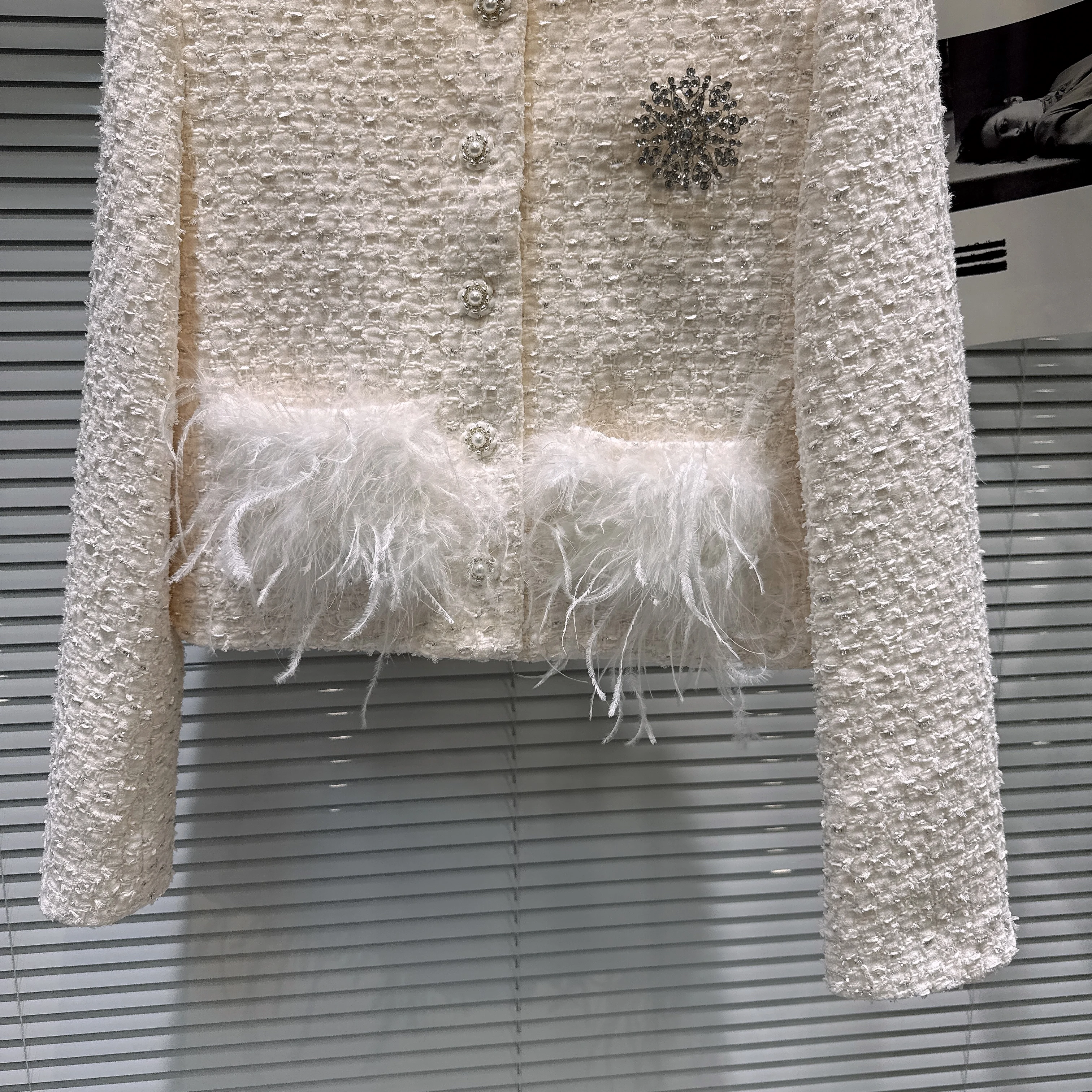 2025年冬 エレガントな社交界向けショートジャケット ラウンドネック 長袖 シングルブレスト フェザーポケット ツイード 暖かいダウンコート レディース