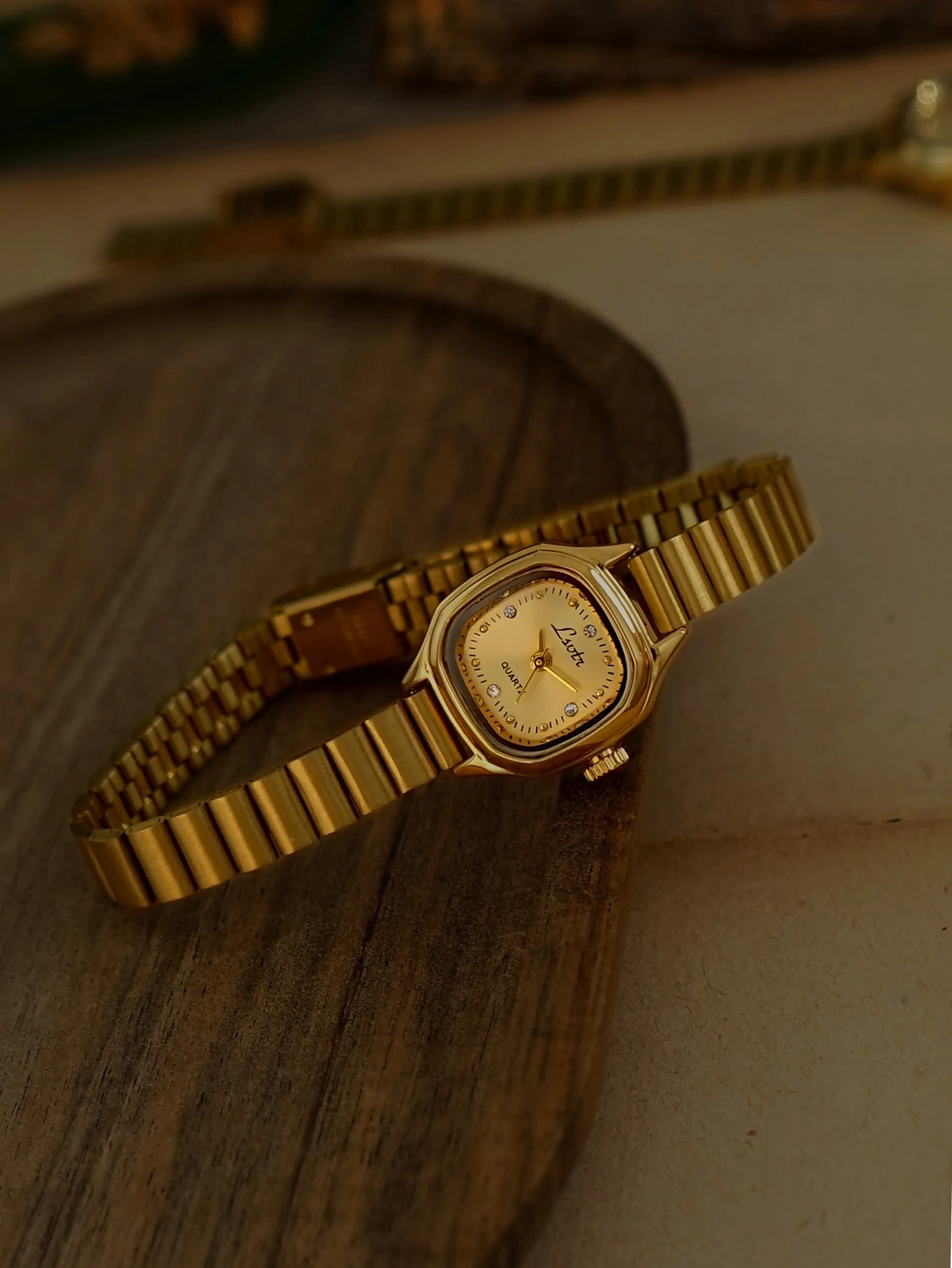 1. New French-Style Retro Exquisite Gold Square Small Dial Women's Watch, Fashionable, Simple, Luxurious, Elegant, Compact, Waterproof, with Stainless Steel Strap, Classic Women's Quartz Watch Suitable for Daily Wear, Dinner Parties, and Other Occasions to Enhance Your Wrist Appearance