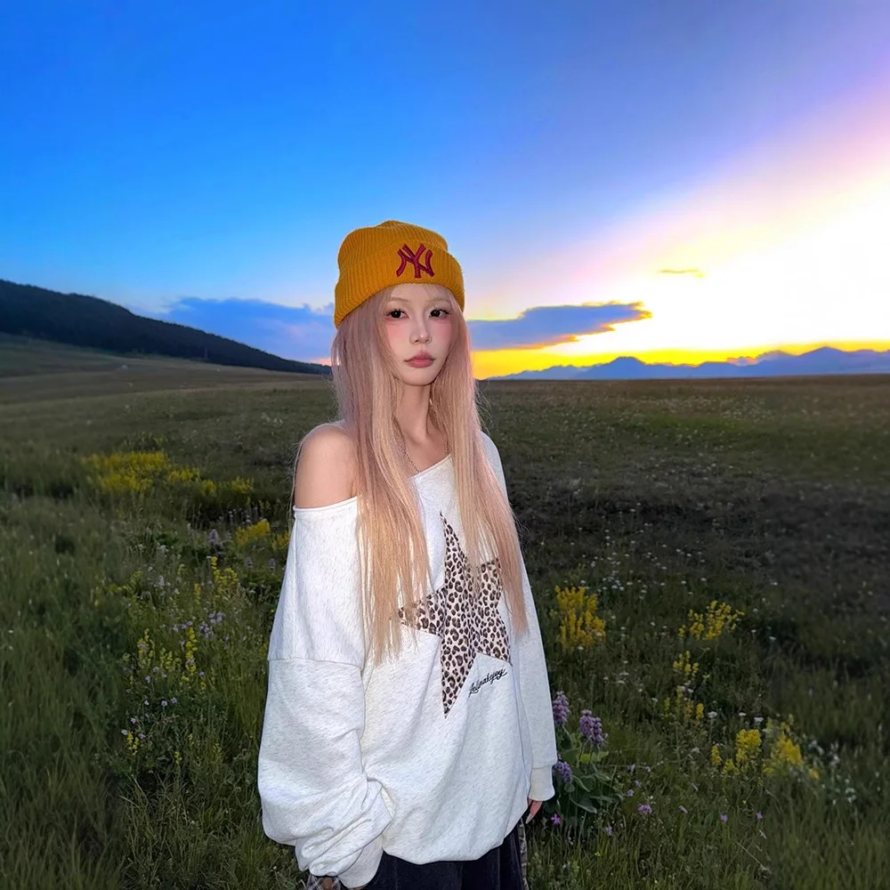 

Women Sweater 2025 Autumn New Women's Off-Shoulder Sweatshirt Star Print Design Loose Lazy Sweet & Edgy Long Sleeve Top