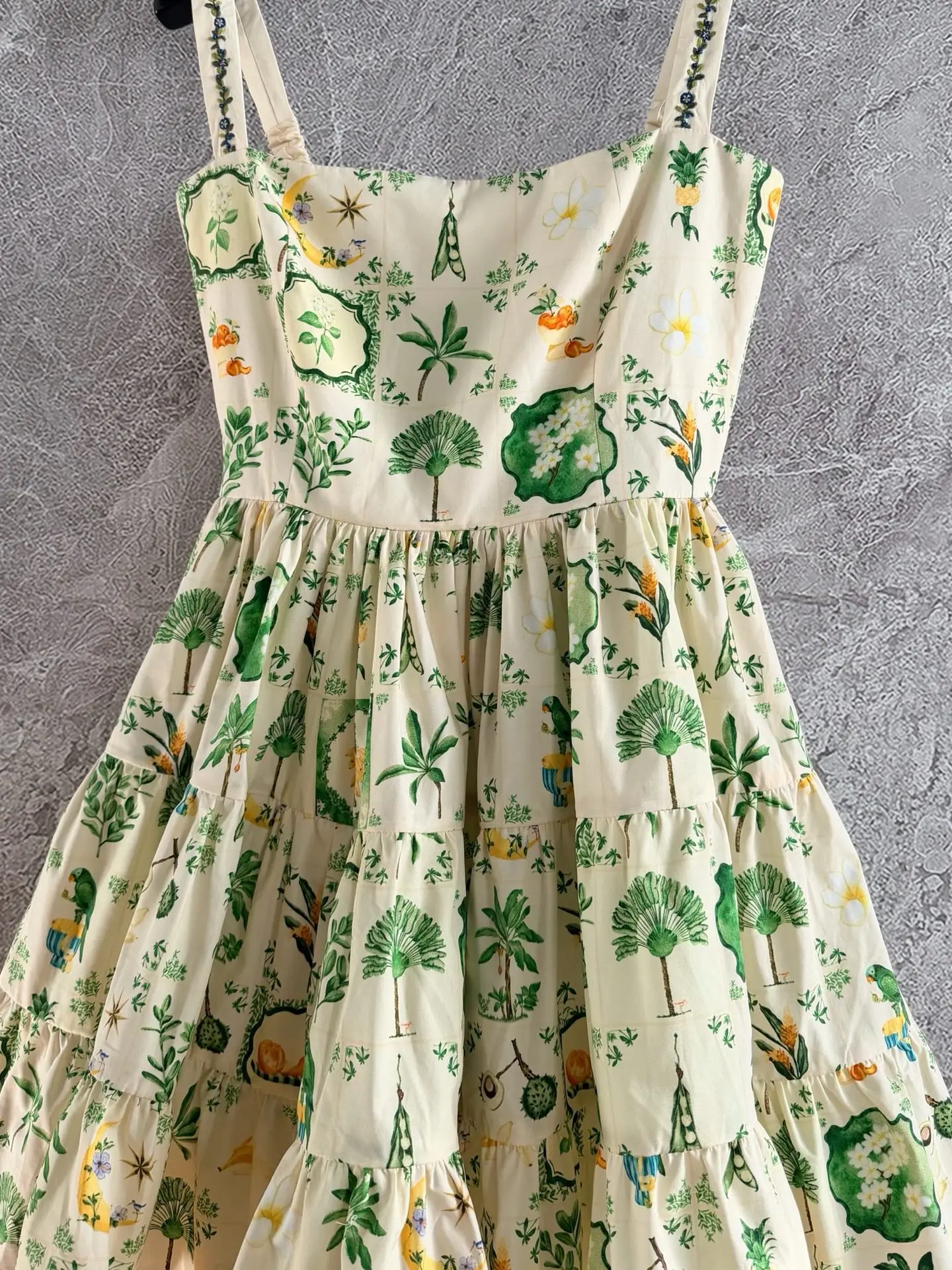 2026 Elegantes ärmelloses Minikleid mit grünem Blumendruck und Stickerei